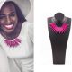 Model mit pinker Halskette Schmuck Akena